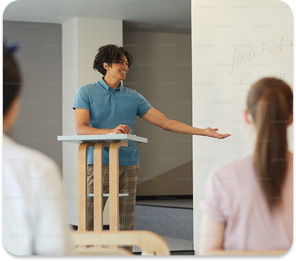 imagen de mision mostrnado a un señor de polo azul en una habitacion blanca