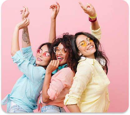 imagen de vision y conocenos mostrando a 3 chicas con un fondo rosa